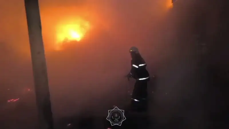 Крупный пожар тушат в Туркестанской области