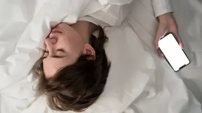 Почему опасно спать с телефоном в постели, фото - Новости Zakon.kz от 14.10.2024 22:57