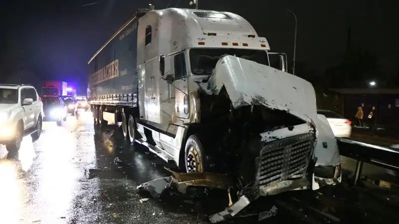 Стали известны подробности массового ДТП около рынка в Алматы