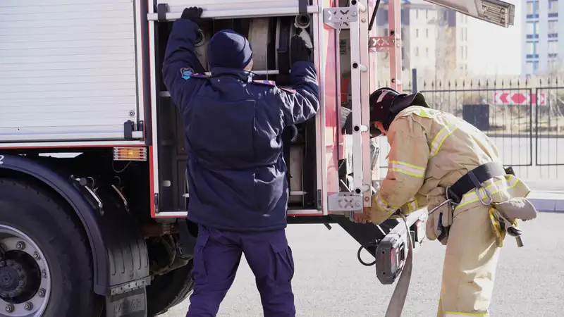 В Алматы тушили пожар в квартире на седьмом этаже высотки