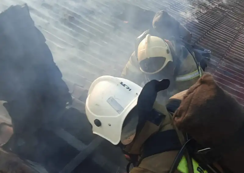 Одноэтажное кафе горит в Алматы на улице Макатаева