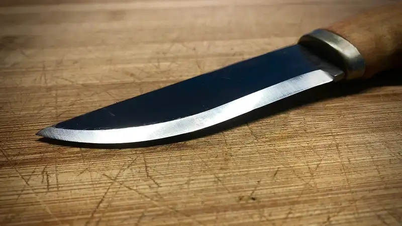 Ножевое ранение получил полицейский в Уральске