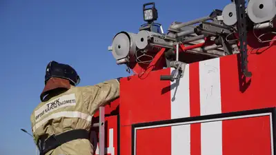 Пожар, огонь, возгорание, пожарный, пожарные, противопожарная служба, пожарная служба, пожарно-спасательный автомобиль, пожарная машина, пожарная часть, пожарный автомобиль, пожар в жилом доме, пожар в ЖК, пожар в многоквартирном доме, пожар в доме, фото - Новости Zakon.kz от 25.11.2024 07:45