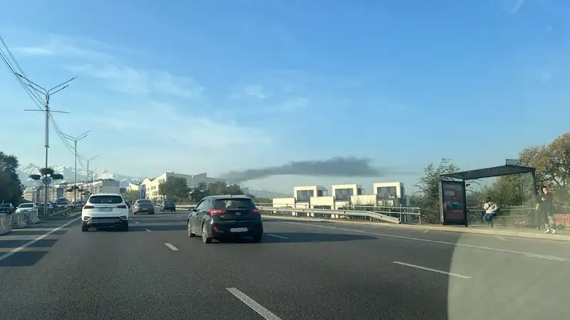 Густой черный дым над Алматы: что произошло в мегаполисе