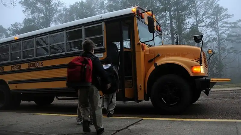Скандал в Актобе: полсотни учеников из пригорода не смогли доехать до школы