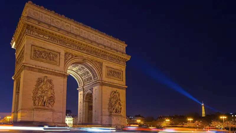 Впервые гимн Казахстана прозвучал под Триумфальной аркой