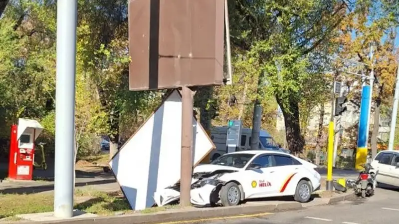 Автомобиль врезался в опору рекламного щита в Алматы