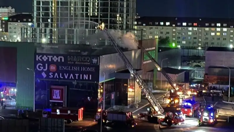 Крупный пожар в ТРЦ Атырау: что там происходит