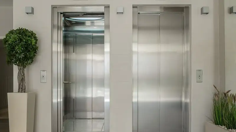 Столичные спасатели помогли людям, которые попали в ловушку лифта