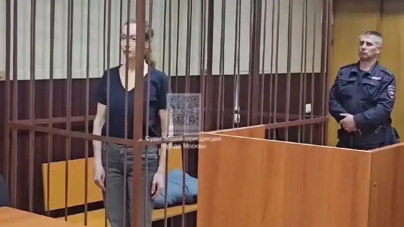 Курьеру, которая получила деньги Ларисы Долиной, продлили арест