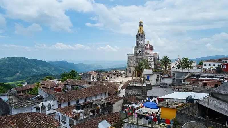 Водитель угнал автомобиль и врезался в толпу возле собора в Мексике