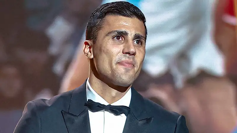 Обладатель "Золотого мяча" поднялся за наградой на костылях