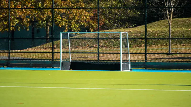 Упавшие ворота изуродовали лицо девочке в Актау