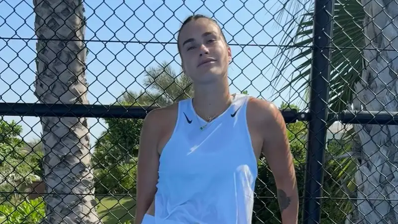 Теннисистка Соболенко попала футбольным мячом в голову фотографу