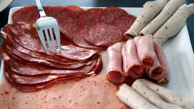 На что обращать внимание при выборе колбасных изделий, фото - Новости Zakon.kz от 01.11.2024 16:43