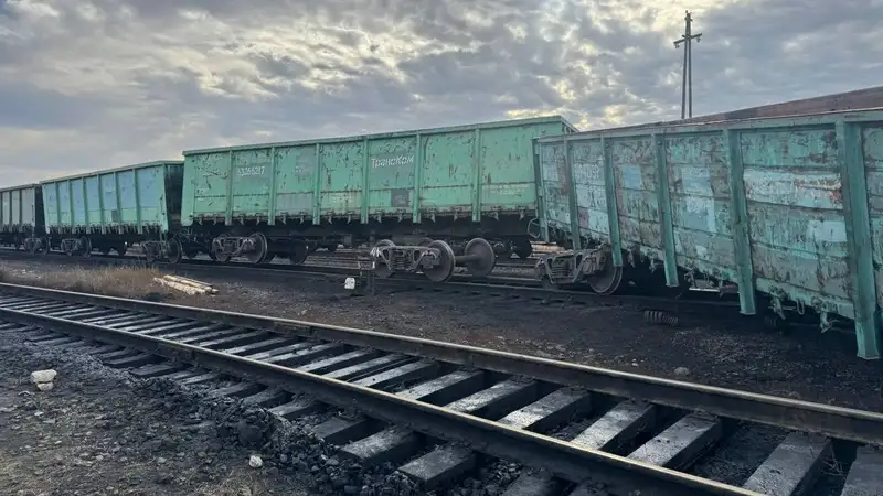 Три вагона сошли с рельсов на станции в Карагандинской области