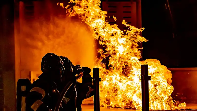 В Берлине на железнодорожной станции загорелся поезд