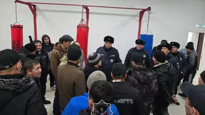 Сломавшийся автобус с иностранцами застрял на трассе в Актюбинской области, фото - Новости Zakon.kz от 05.11.2024 01:15