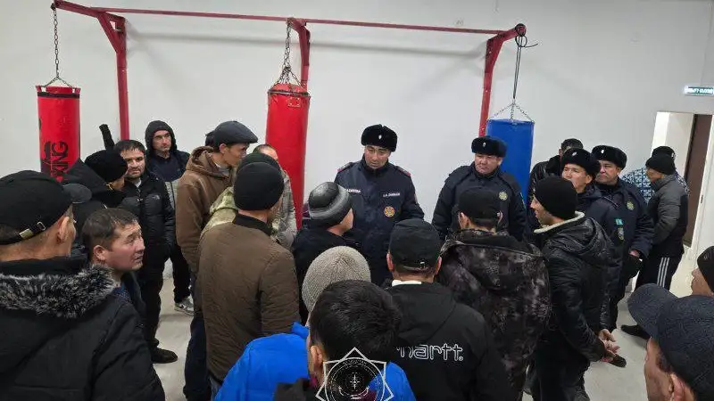 Сломавшийся автобус с иностранцами застрял на трассе в Актюбинской области