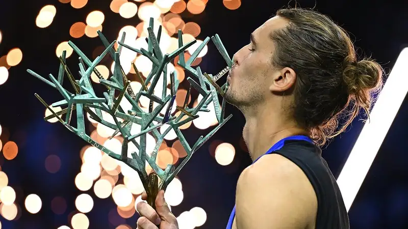 Александр Зверев стал чемпионом "Мастерса" в Париже и вышел в лидеры сезона по количеству побед