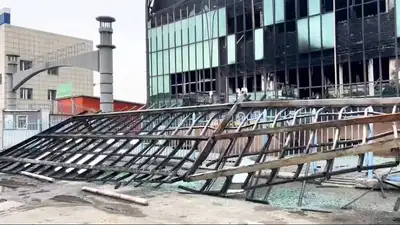 Часть сгоревшего торгового дома Акшын обрушилась на автобусы в Семее, фото - Новости Zakon.kz от 04.11.2024 15:37