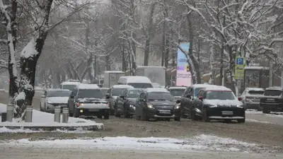 Пробки, пробка, пробки зимой, пробка зимой, машины, автомобили, трафик, дорога, дорога зимой, дороги зимой, снег, снегопад, снег на дорогах, фото - Новости Zakon.kz от 06.03.2025 05:10