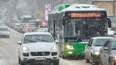 Автобус, общественный транспорт, городской транспорт, пассажиры, пробки, пробка, пробки зимой, пробка зимой, машины, автомобили, трафик, дорога, дорога зимой, дороги зимой, снег, снегопад, снег на дорогах, фото - Новости Zakon.kz от 01.03.2025 17:30