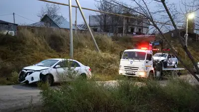 Cobalt скатился кубарем в БАК после столкновения с Corolla в Алматы, фото - Новости Zakon.kz от 07.11.2024 17:42