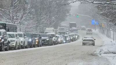 Пробки, пробка, пробки зимой, пробка зимой, машины, автомобили, трафик, дорога, дорога зимой, дороги зимой, снег, снегопад, снег на дорогах, фото - Новости Zakon.kz от 13.01.2025 17:57