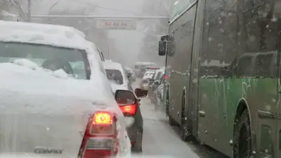 Пробки, пробка, пробки зимой, пробка зимой, машины, автомобили, трафик, дорога, дорога зимой, дороги зимой, снег, снегопад, снег на дорогах, фото - Новости Zakon.kz от 12.01.2025 18:00