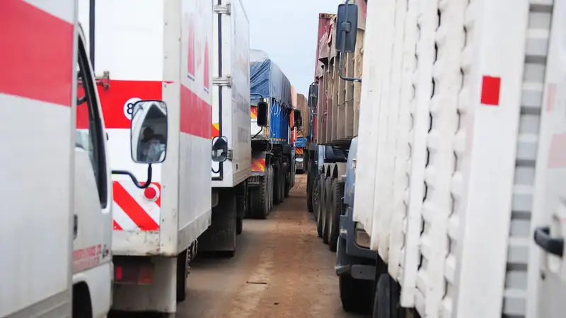 30-километровые пробки: водители большегрузов продолжают жаловаться на дороги в ЗКО