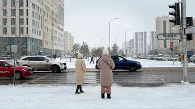 Светофор, зима, пешеходный переход, пешеходы, пешеход, Астана, зима в Астане, снег в Астане, снегопад в Астане, фото - Новости Zakon.kz от 20.11.2024 16:35