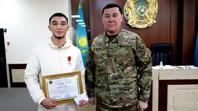 Награжден казахстанец, спасший ребенка в Алматы, фото - Новости Zakon.kz от 12.11.2024 14:09