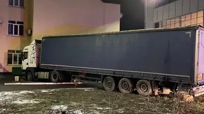 в Уральске фура врезалась в школу, фото - Новости Zakon.kz от 15.11.2024 19:13