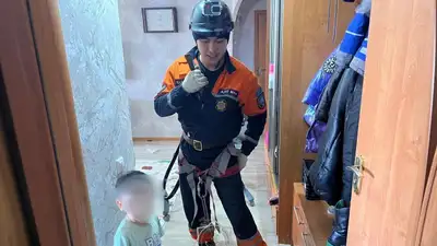 В Семее спасатели освободили двух малышей, запертых в квартире , фото - Новости Zakon.kz от 17.11.2024 14:40