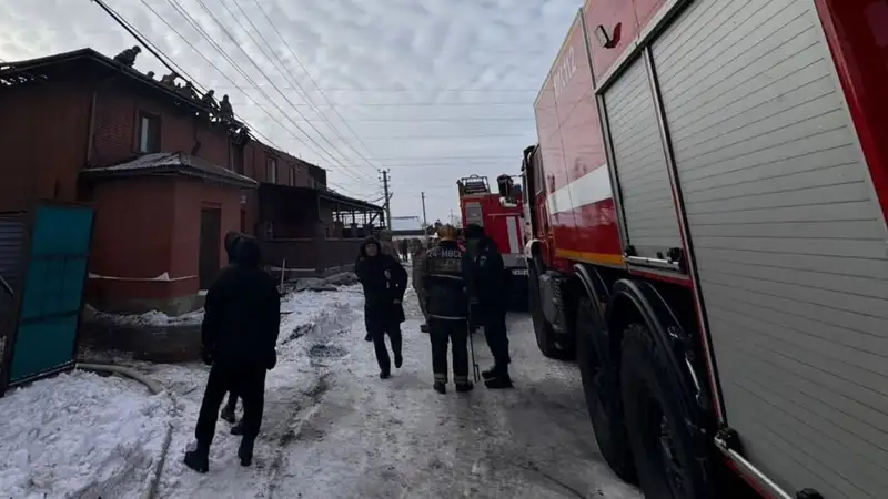 Крыша частного дома загорелась в Астане