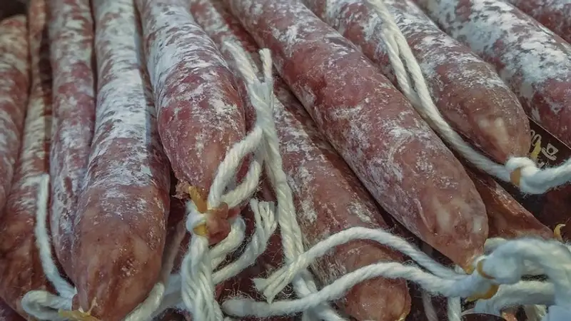 Просроченными продуктами торговали в Уральске