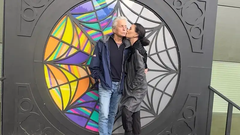 80-летний Майкл Дуглас поздравил супругу с годовщиной свадьбы