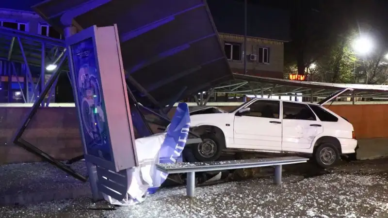 В Алматы Lada разнесла железную остановку