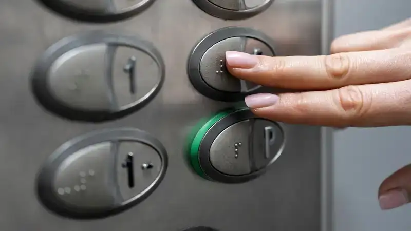 Скандал разразился вокруг покрашенного дома с подсветкой в центре Семея