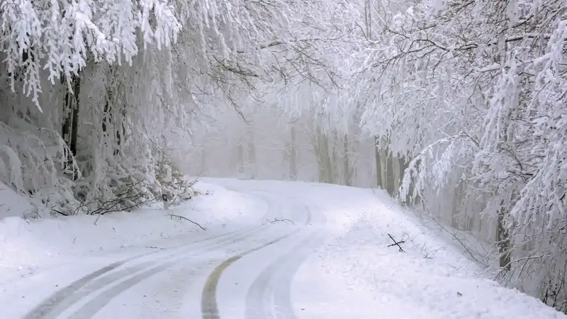 Грузовик вытащили из снежного заноса в Казахстане