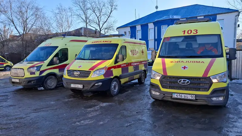 "Выходим с пациентом на носилках, а машину отогнали в другой конец двора" – водитель "скорой" из Костаная