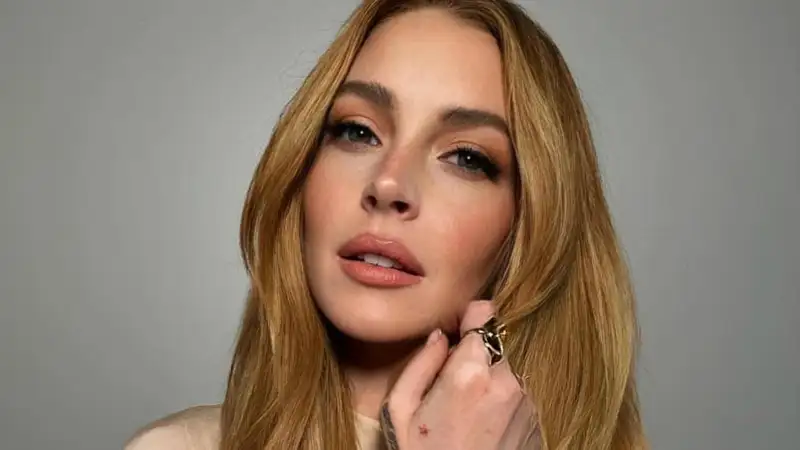 Изменившаяся до неузнаваемости Линдси Лохан вышла в свет с супругом