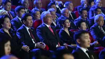 Президент посетил концерт, посвященный творчеству поэта Шомишбая Сариева, фото - Новости Zakon.kz от 22.11.2024 20:44