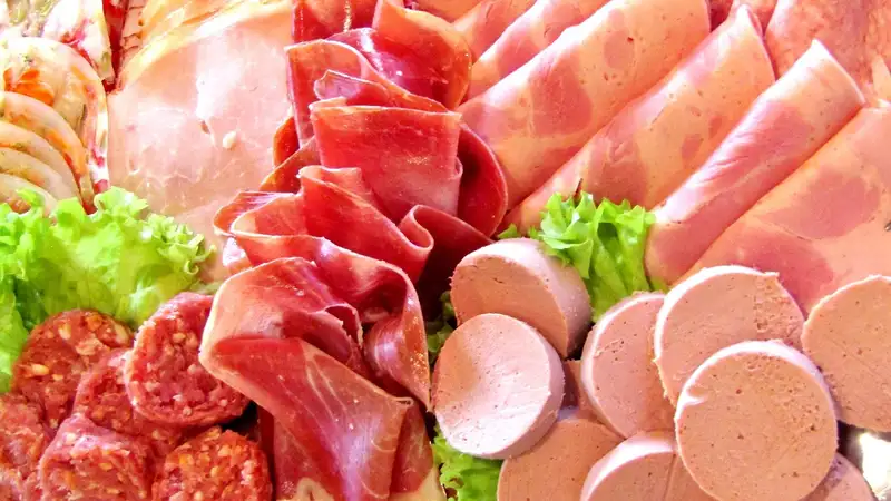 Регулярное употребление колбасы сокращает жизнь, предупредил врач