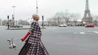 Позирующая на фоне Эйфелевой башни Лилия Рах, фото - Новости Zakon.kz от 24.11.2024 21:35