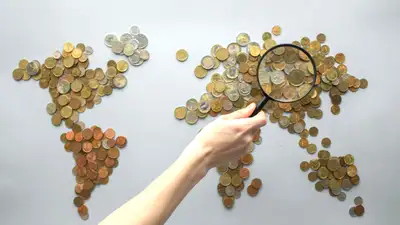 рука, лупа, монеты, фото - Новости Zakon.kz от 25.11.2024 12:01