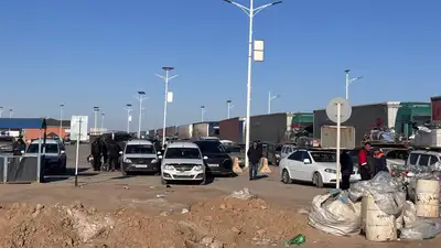 Названа основная причина скопления более 400 грузовых авто на границе Казахстана и Узбекистана, фото - Новости Zakon.kz от 25.11.2024 11:24