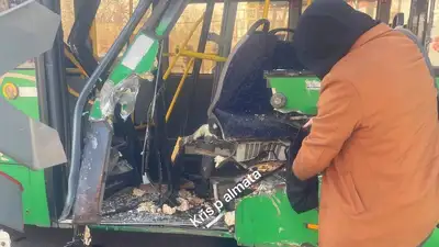 Алматы, ДТП с тепловозом и пассажирским автобусом, фото - Новости Zakon.kz от 26.11.2024 12:31