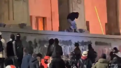 пожар в здании парламента Грузии, фото - Новости Zakon.kz от 01.12.2024 01:45